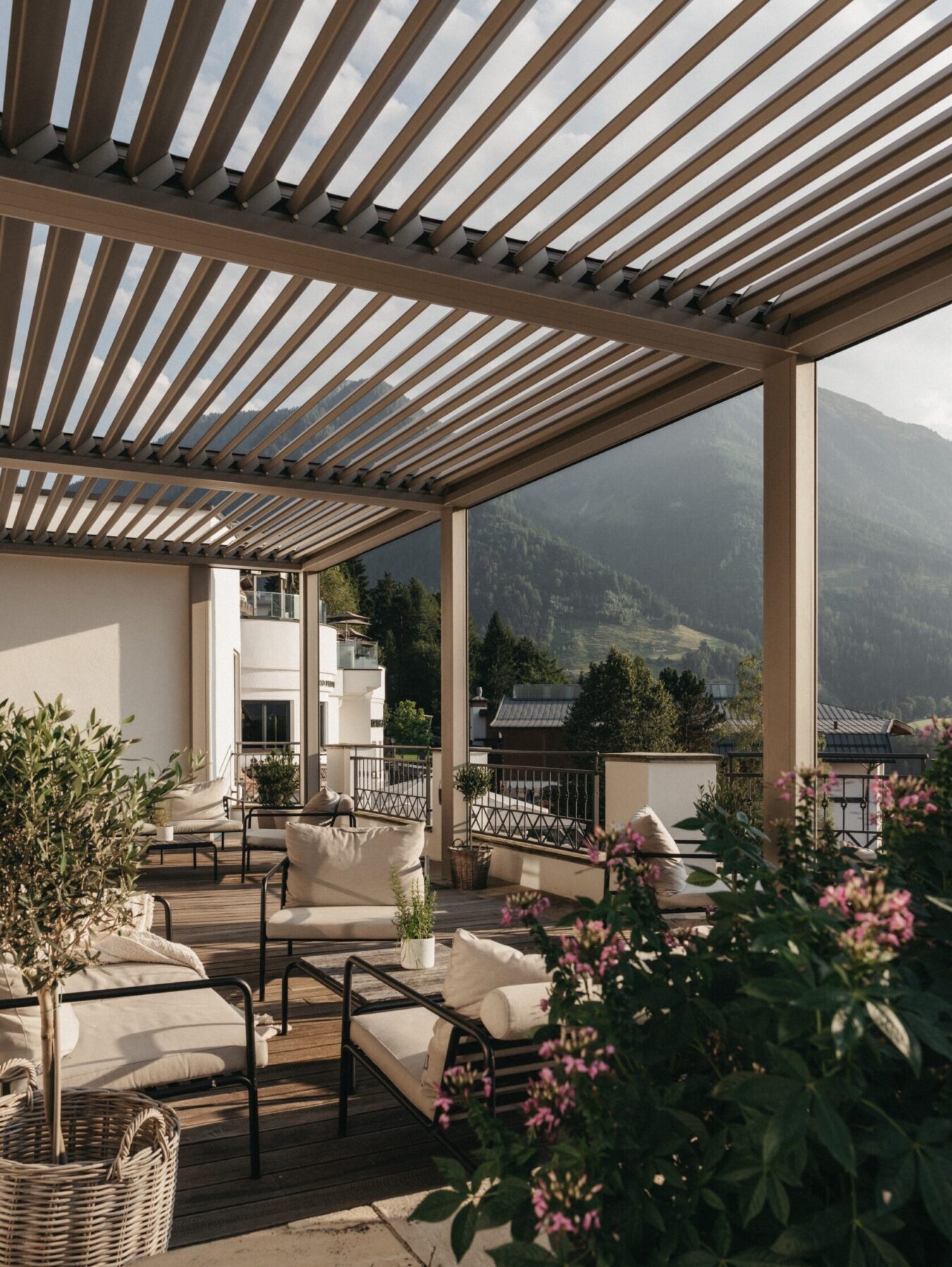 Sommerstimmung im Alpina Alpendorf im Salzburger Land.