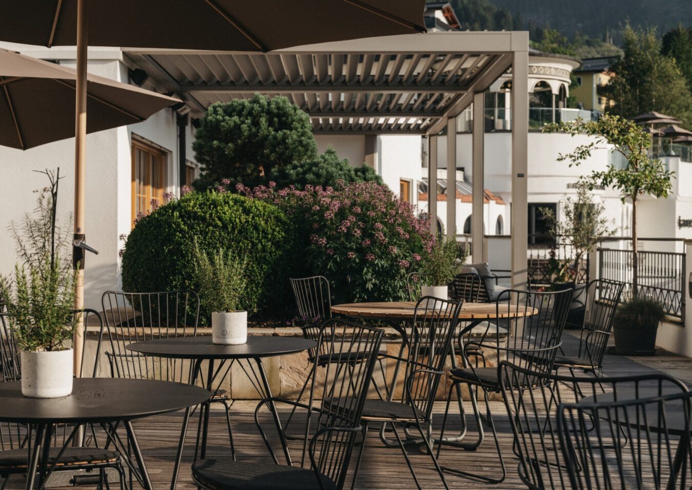 Terrasse im Alpina Alpendorf, genießen in der Sonne