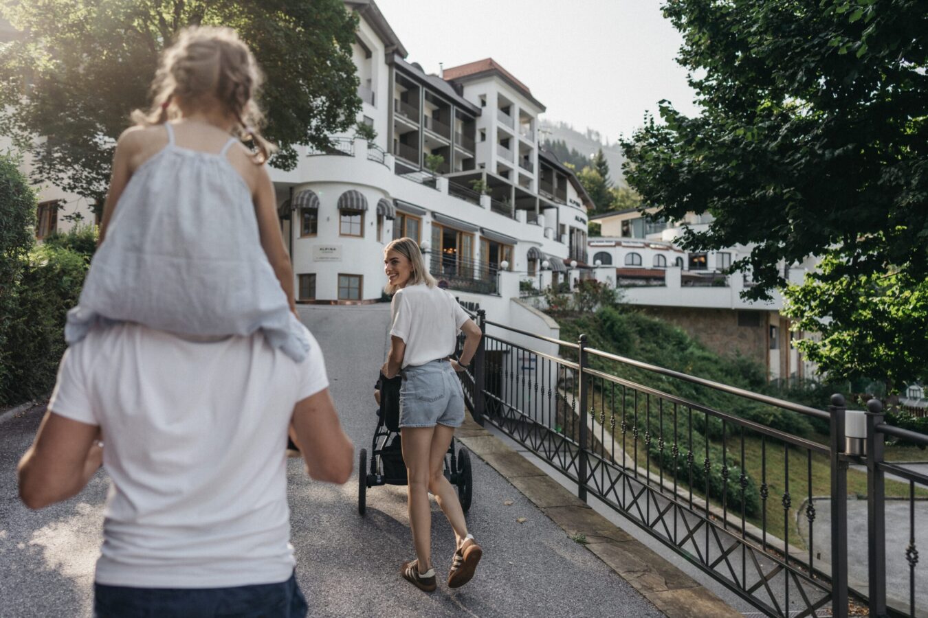 Familie unterwegs mit den Thule Buggy vom Alpina Alpendorf