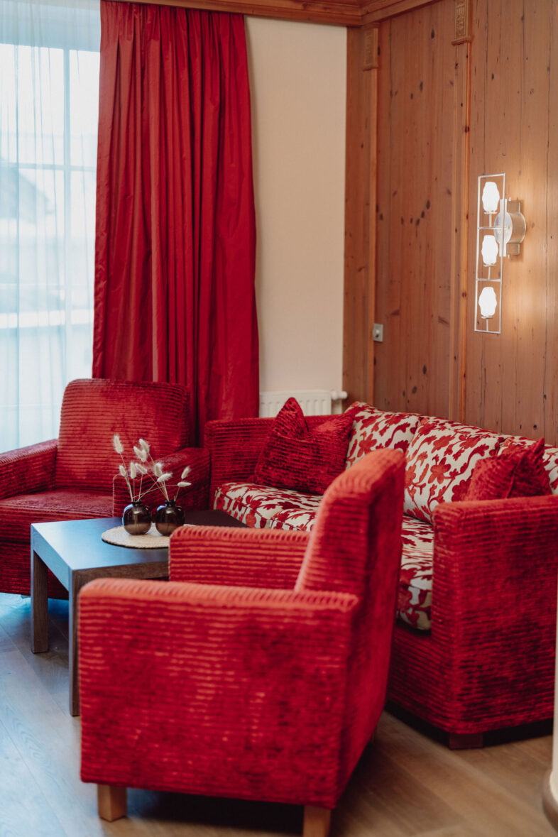 Zimmer im Alpina Alpendorf gemütlich eingerichtet