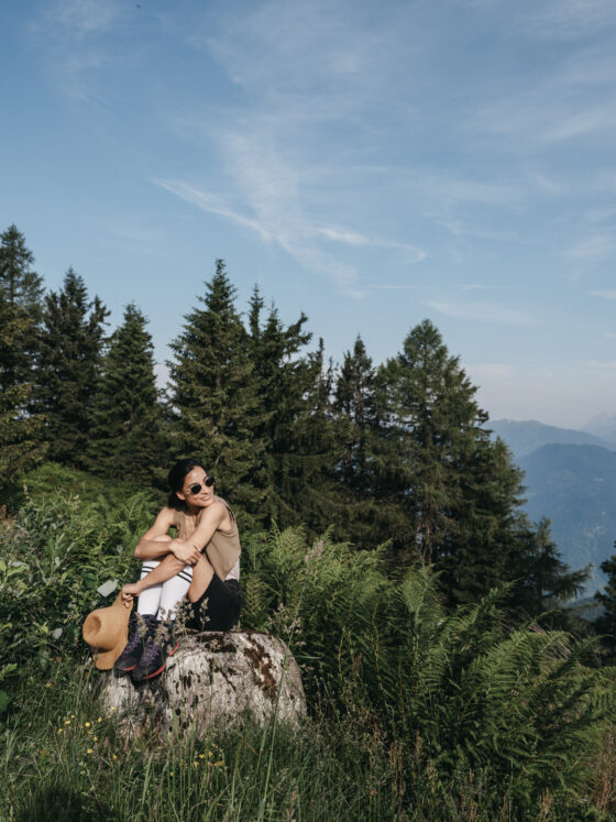Eine Frau geniesst die Aussicht auf die Bergwelt im Salzburger Land.