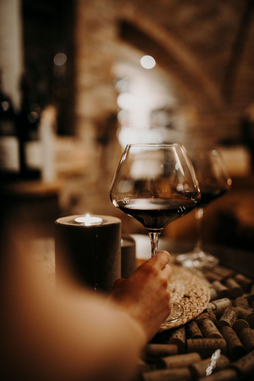 Die Weinverkostungen im Alpina Alpendorf sind beliebt bei Stammgaesten und Einheimischen