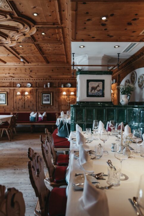 Die traditionelle Zirbenstube im Alpina Alpendorf ist besonders beliebt bei Gaesten.