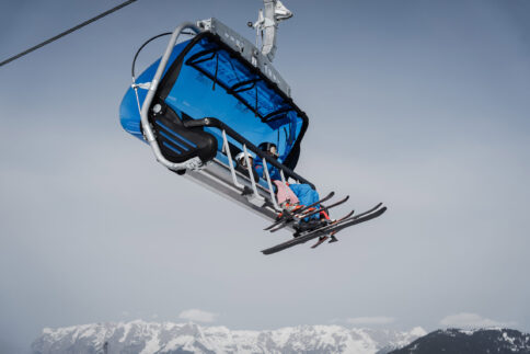 Kind mit Skilehrern bei der Kinderskischule im Snow Space Salzburg