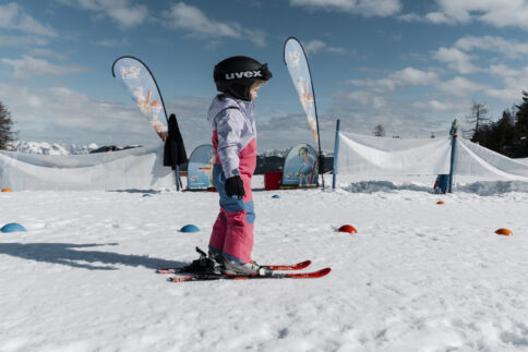 Kind mit Skilehrern bei der Kinderskischule im Snow Space Salzburg
