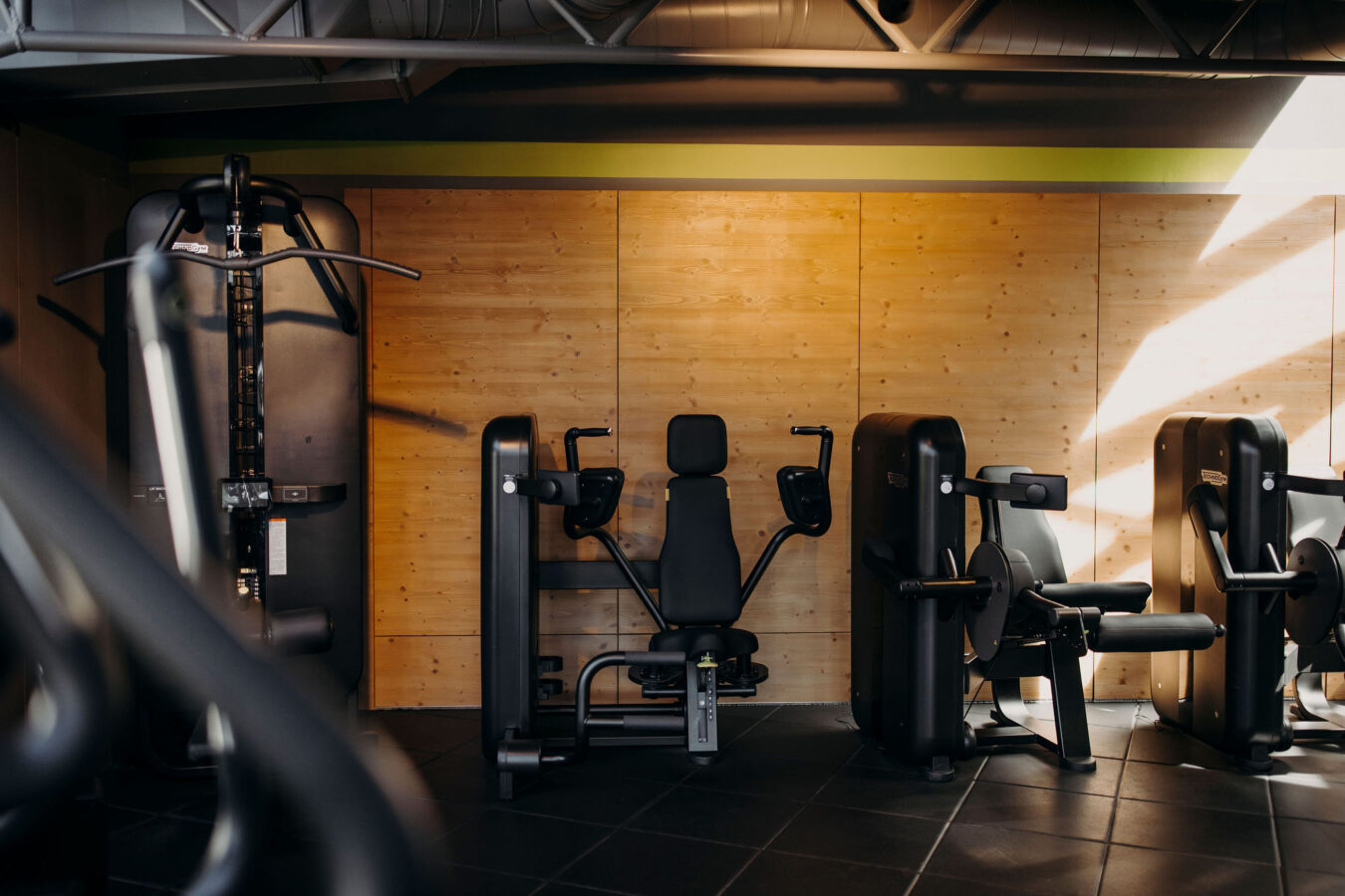 Fitnesstudio mit verschiedensten Geräten im Alpina Alpendorf