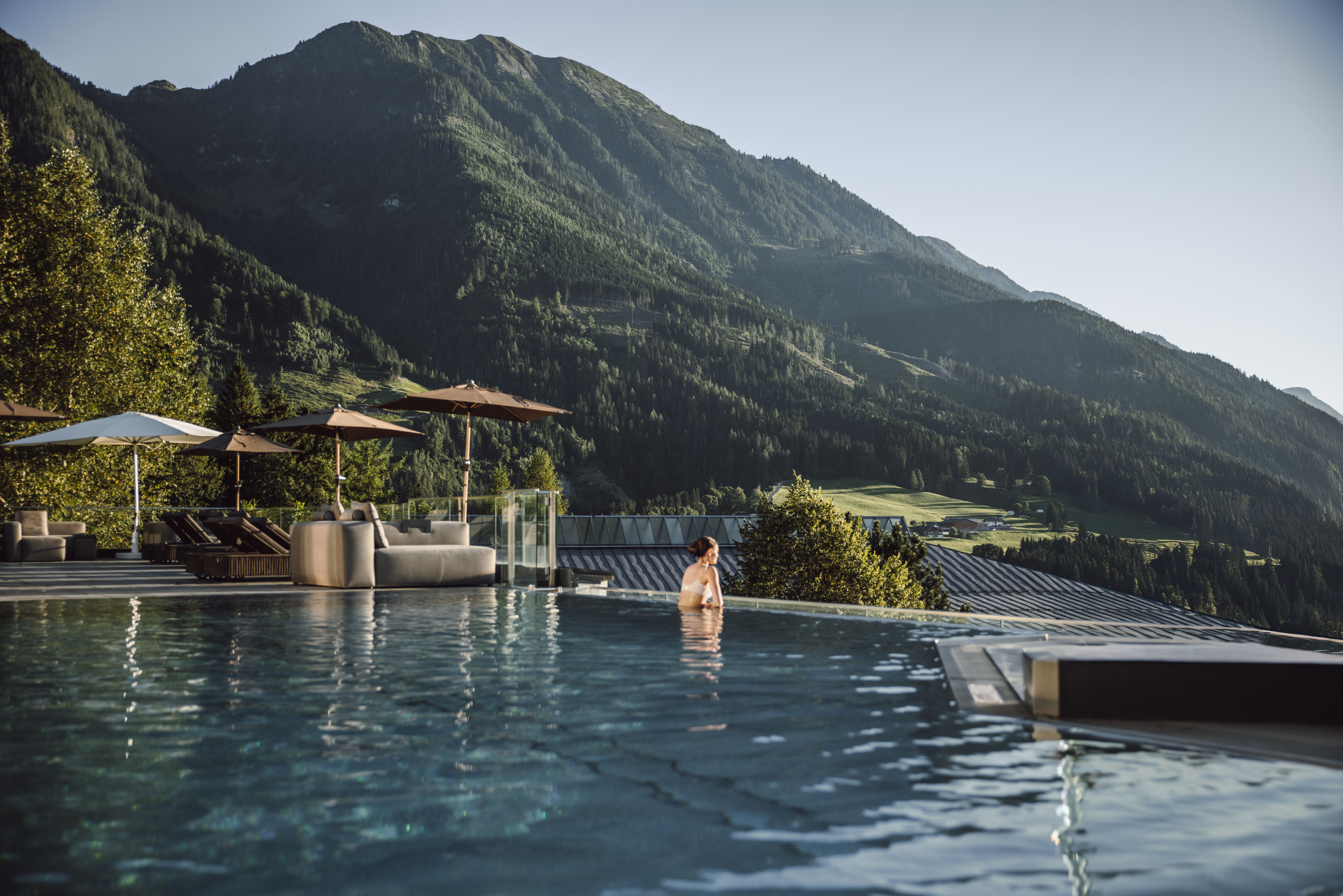 Der Infinity Rooftop Pool ist der beste Platz zum Entspannen im Sommer.