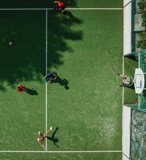 Der Fussballplatz vor dem Hotel Alpina Alpendorf ist beliebt bei sportlichen Familien.