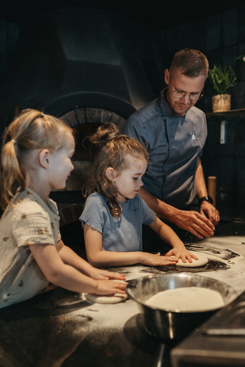 Die Kochschule ist eine beliebte Aktivität im Kids Club im Kinderhotel Alpina Alpendorf.