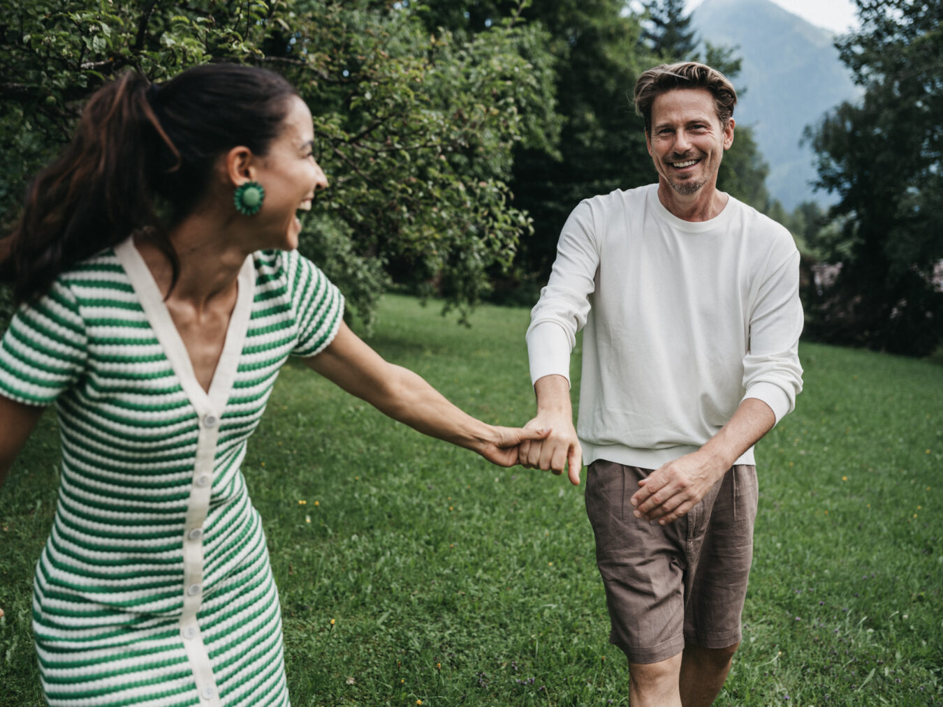 Ein Paar genießt ein Picknick im Garten vom Hotel Alpina.