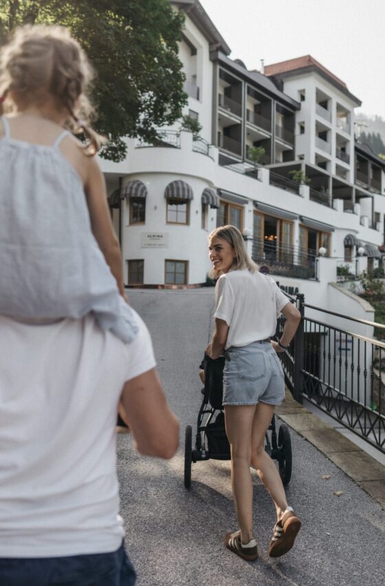 Familie unterwegs mit den Thule Buggy vom Alpina Alpendorf