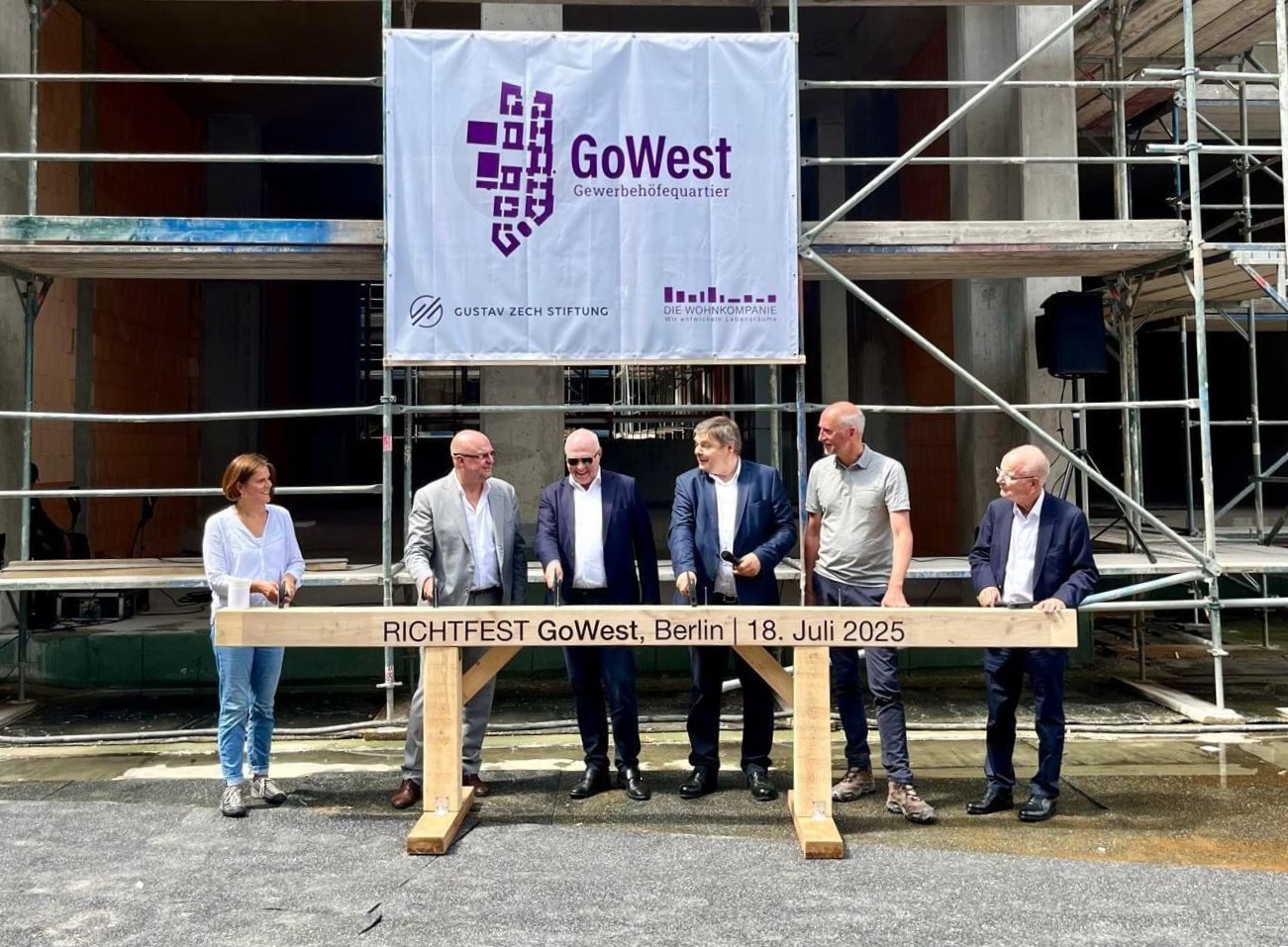 Richtfest GoWest, Berlin - Gute Laune am Nagelpfosten